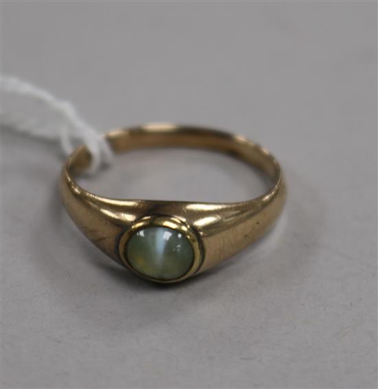 A yellow metal and cabochon cats-eye ring 3.3g